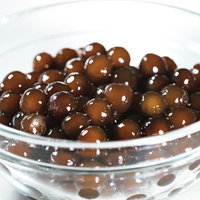 もっちもちのブラックタピオカをガラス容器に敷き詰めたの写真