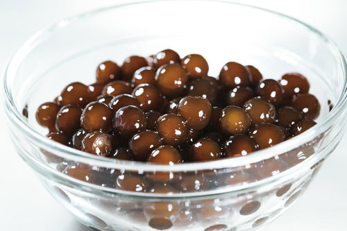 もっちもちのブラックタピオカをガラス容器に敷き詰めた