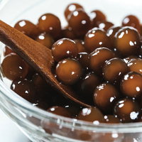 もちもちのブラックタピオカとスプーン、ガラス容器の写真