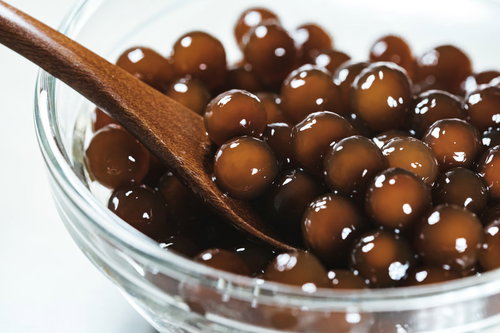 もちもちのブラックタピオカとスプーン、ガラス容器