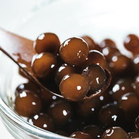 スプーンにすくった まんまるタピオカ（黒）の写真