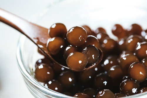 スプーンにすくった まんまるタピオカ（黒）