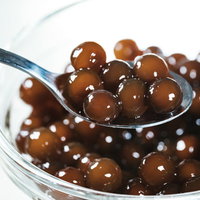 スプーンにすくった茹でたブラックタピオカの写真