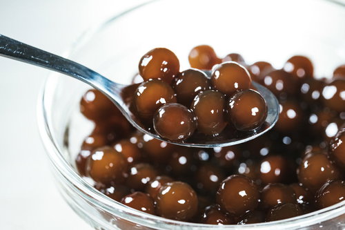 スプーンにすくった茹でたブラックタピオカ