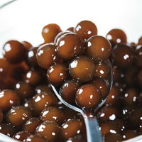 透明なガラス容器に盛られたブラックタピオカのつぶつぶの写真