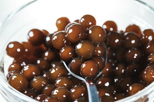 透明なガラス容器に盛られたブラックタピオカのつぶつぶ