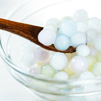 カラフルなタピオカを木製スプーンですくうの写真