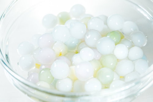 ぷるぷるカラータピオカをガラス容器に詰めた様子