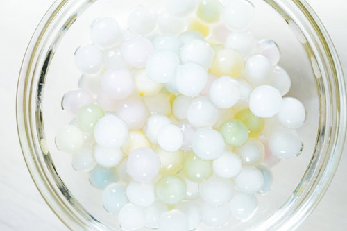 ガラスボウルに入ったカラータピオカの食材