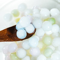 透明なボウルに盛られた白いタピオカパールの写真