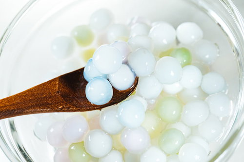 透明なボウルに盛られた白いタピオカパール