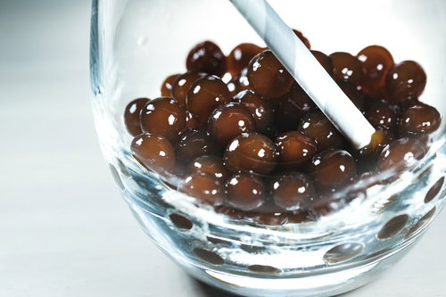 ガラス容器に沈殿したタピオカだけが残った