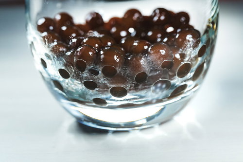 グラスの底に沈むブラックタピオカのつぶつぶ