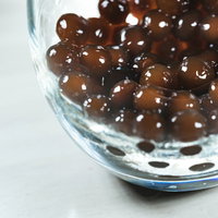 グラスの底に溜まるブラックタピオカの食材の写真