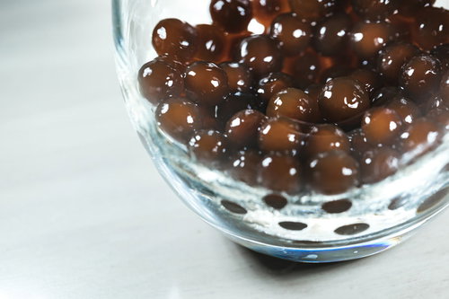 グラスの底に溜まるブラックタピオカの食材