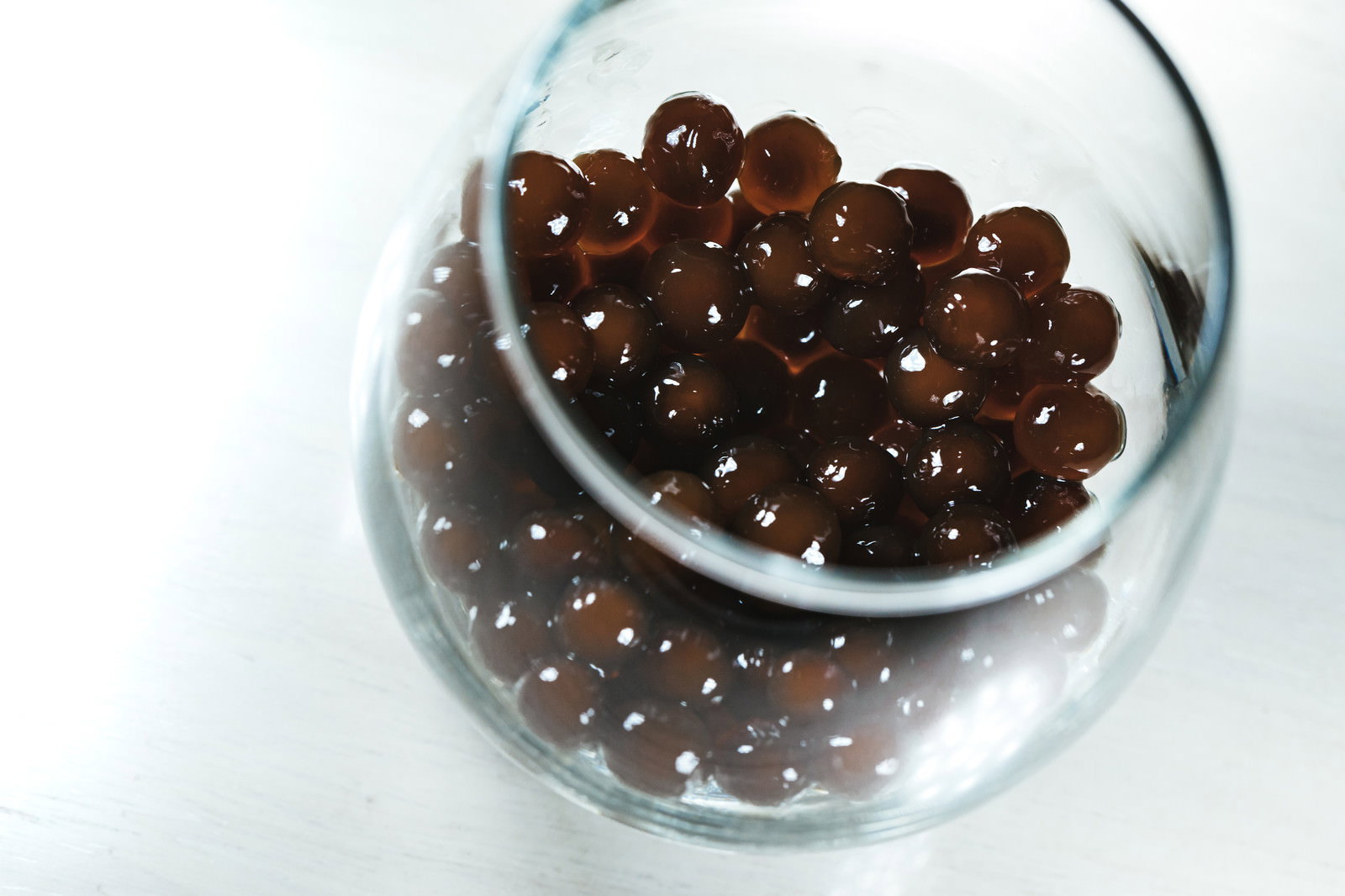 透明なグラスの底に黒いタピオカが沈殿している