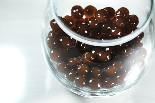 透明なグラスに入ったブラックタピオカドリンク