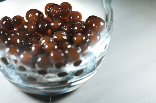 つぶつぶ注意、グラスの底に沈殿したブラックタピオカ