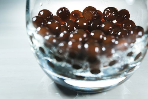 ガラス容器に詰まったブラックタピオカの粒