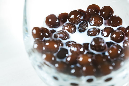 グラスの底に沈んだブラックタピオカとミルク