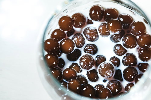 グラスに沈殿したブラックタピオカとミルク