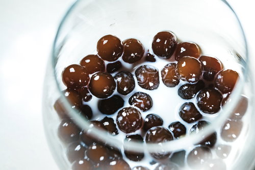 飲みきれないグラスに沈んだブラックタピオカミルクティ