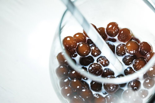 グラスの底に沈殿したブラックタピオカ