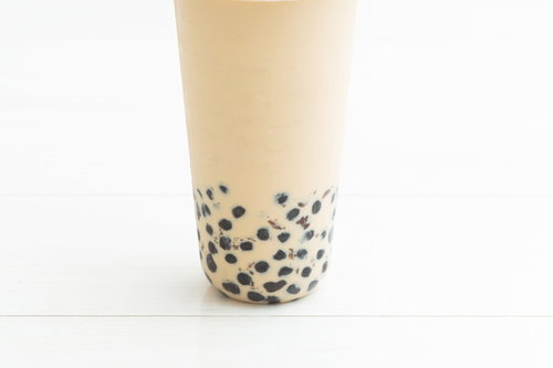 黒いタピオカパール入りの美味しいミルクティードリンク