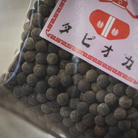 赤いラベルの袋に入ったブラックタピオカ粒の写真
