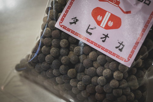赤いラベルの袋に入ったブラックタピオカ粒