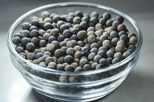 ガラス器に盛られたブラックタピオカの粒