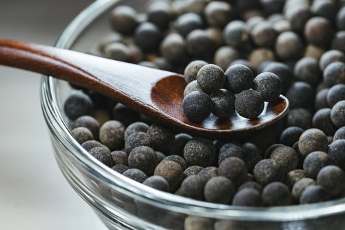 ガラスボウルの乾燥タピオカを木製スプーンですくった状態