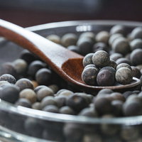 これは正露丸ではありません、ガラス皿に盛った乾燥タピオカです。の写真