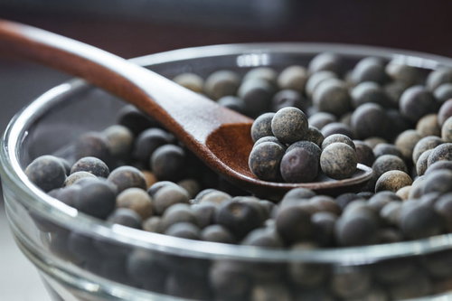 これは正露丸ではありません、ガラス皿に盛った乾燥タピオカです。