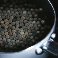 金属製の鍋で茹で中のブラックタピオカの写真