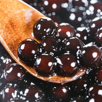 一日水に浸したブラックタピオカ、木製スプーンに盛られた状態の写真