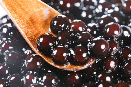 一日水に浸したブラックタピオカ、木製スプーンに盛られた状態