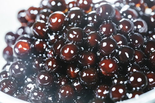数時間水に浸けて膨らんだブラックタピオカのつぶつぶ