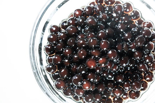 透明なガラスボウルに入ったもちもちブラックタピオカ