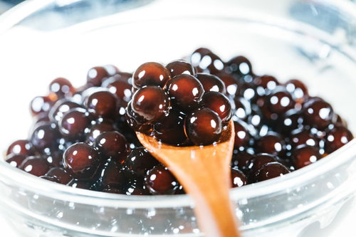 水に戻したばかりのブラックタピオカ、もちもち食感の澱粉食材