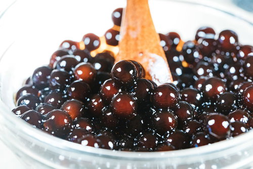 器に盛られたふよふよのブラックタピオカ粒