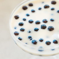 白い皿に盛られたタピオカたっぷりのミルクティの写真