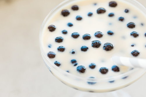 白い皿に盛られたタピオカたっぷりのミルクティ