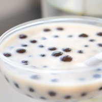 もちもちタピオカがたっぷり入ったミルクティの写真