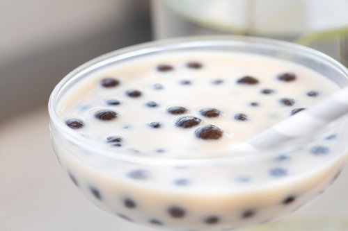 もちもちタピオカがたっぷり入ったミルクティ