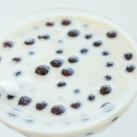 タピオカのぶつぶつがどうも苦手...ミルクティーに浮かぶブラックタピオカの写真