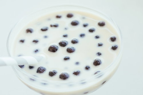 タピオカのぶつぶつがどうも苦手...ミルクティーに浮かぶブラックタピオカ