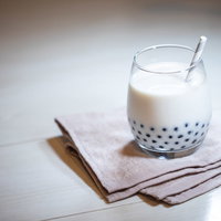 人気のタピオカドリンクにスポットライトを当てるの写真