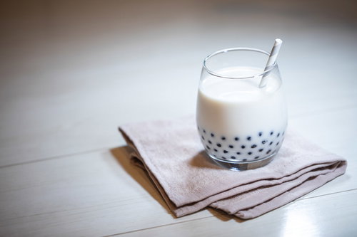 人気のタピオカドリンクにスポットライトを当てる