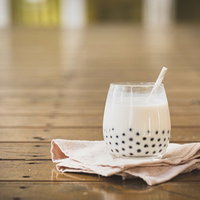 透明なグラスのタピオカドリンクでティータイムの写真